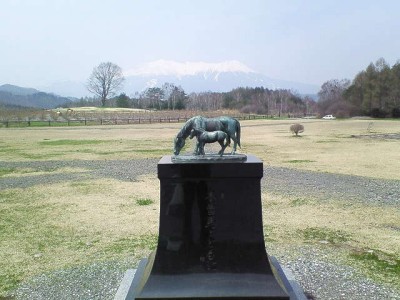 木曽馬の碑と御嶽山
