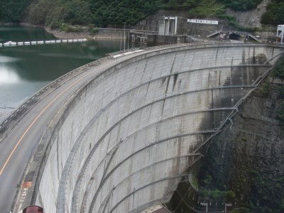 右岸から国道とダム