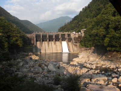 夕日に映える山口ダム下流側