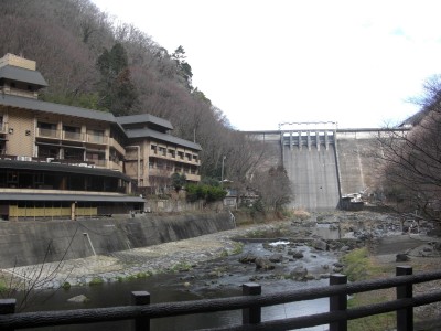 左が宿泊した宿、右に公衆露天風呂