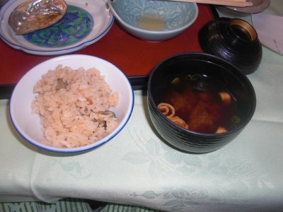 牡蠣の炊き込みご飯と赤出汁