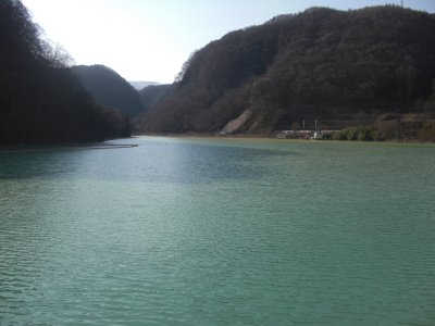 そこはかとなく硫黄臭が漂う上州湯の湖