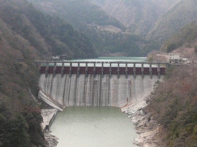 正面から平岡ダム