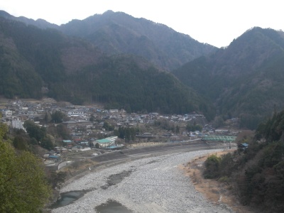 山にへばりつくような平岡周辺の街並み