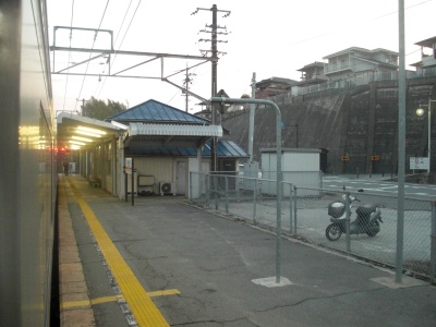 駅舎と駅前