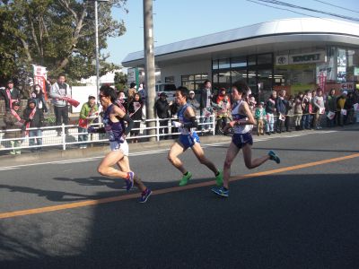 明治大、山梨学院大、駒澤大のランナー