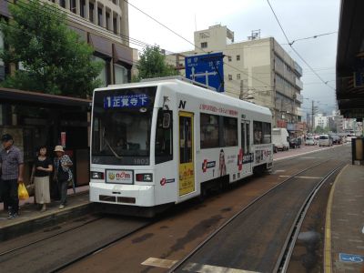 乗り継ぎの築町電停にて