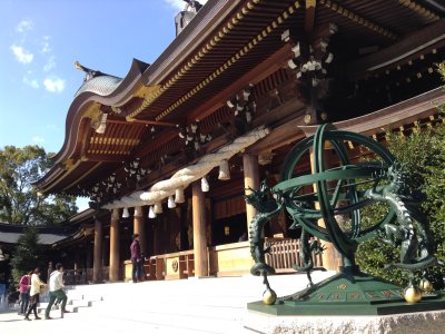 寒川神社拝殿と渾天儀