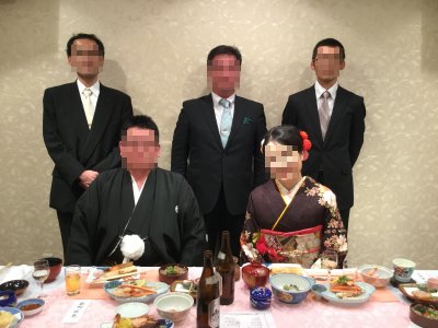 新郎新婦と高校の同窓生３人組